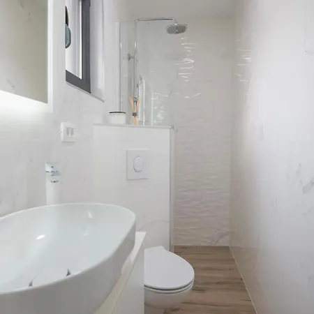 4 Bedroom Stunning In Prázdninový dům Grubine