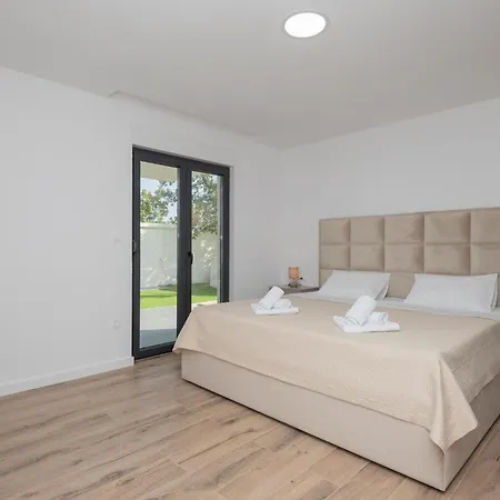 4 Bedroom Stunning In Prázdninový dům Grubine