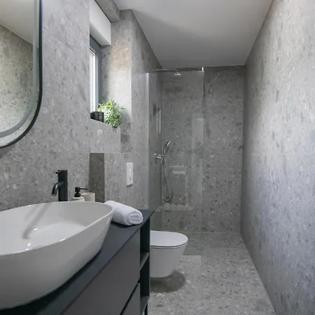 4 Bedroom Stunning In * Grubine