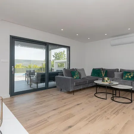 4 Bedroom Stunning In