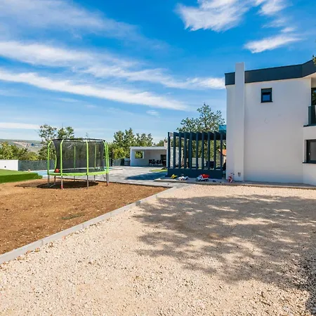 Prázdninový dům 4 Bedroom Stunning In Grubine