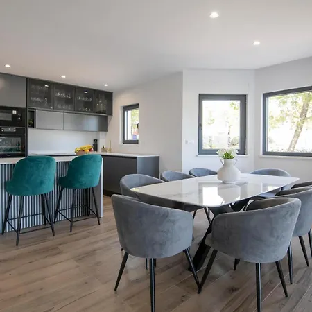 4 Bedroom Stunning In *