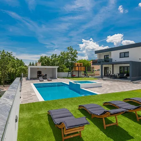 4 Bedroom Stunning In *