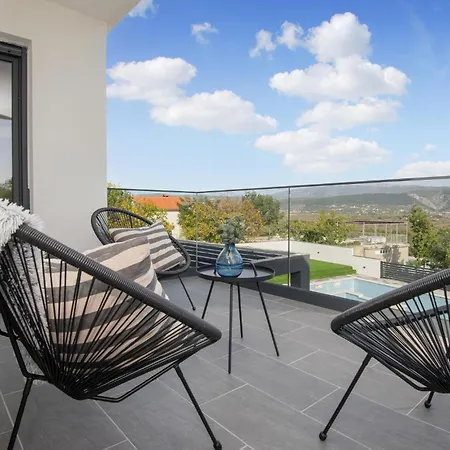 4 Bedroom Stunning In Prázdninový dům Grubine