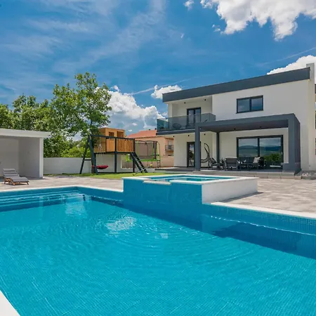 4 Bedroom Stunning In *