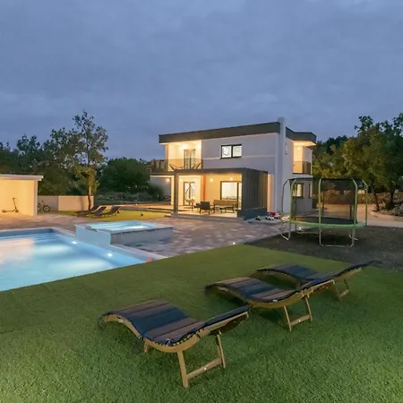 4 Bedroom Stunning In *